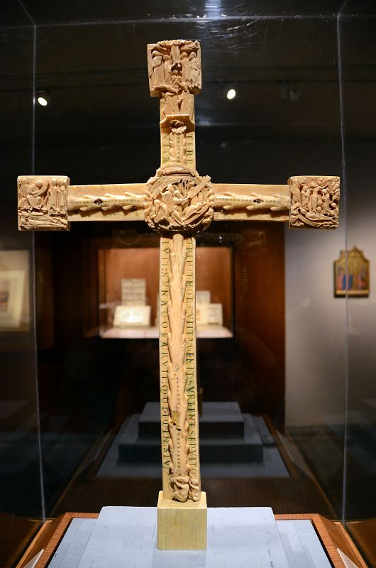 New York Cloisters 43 014 The Treasury - The Cloisters Cross - Walrus Ivory, England 12C